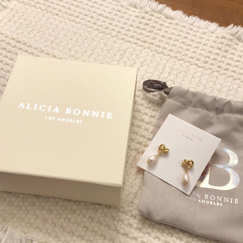 Alicia Bonnie Love Knot Pearl Drop Earrings NIB - Picture 2 of 4
